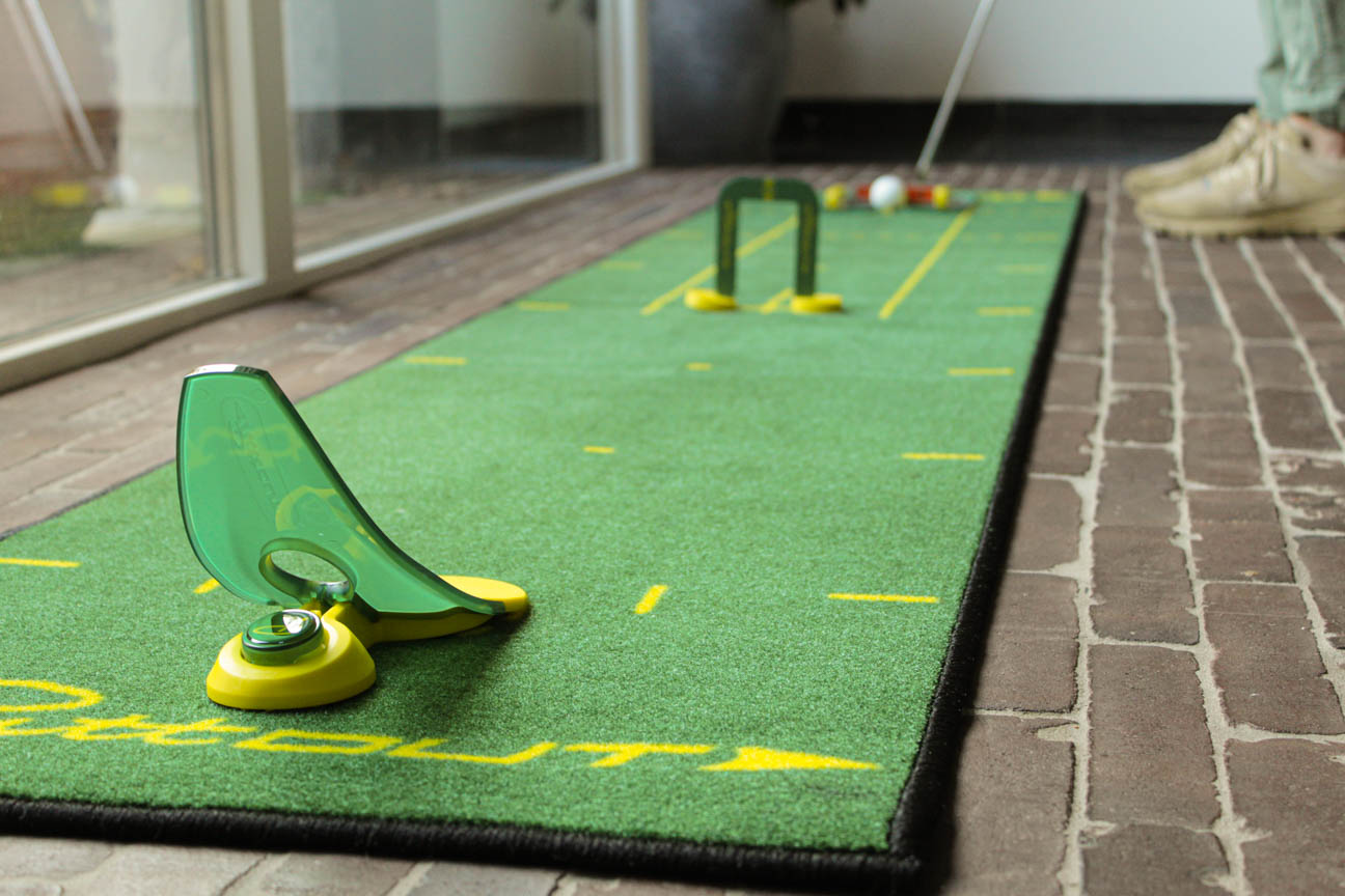 golf putting oefening door poortjes