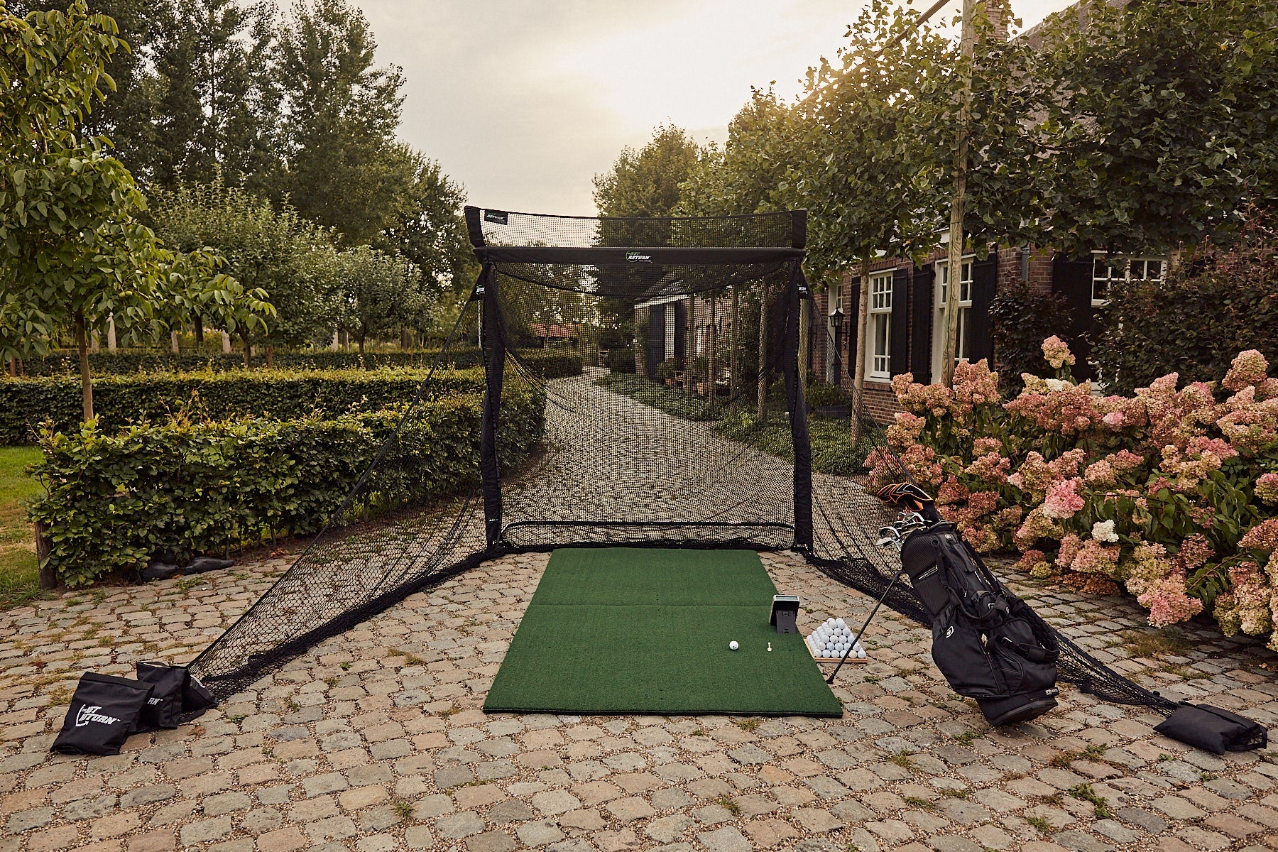 Golf net met zijpanelen en mat